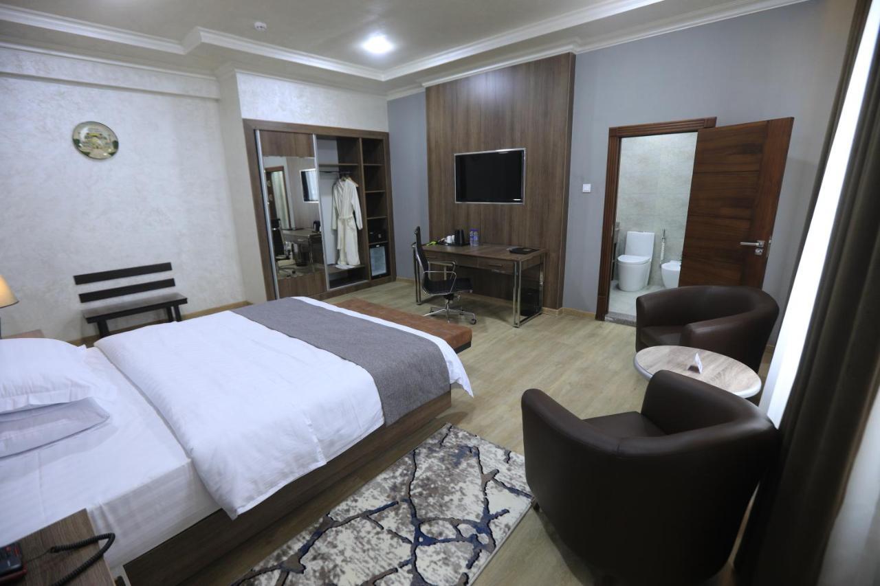 Chlnor Hotel Andijan Bagian luar foto