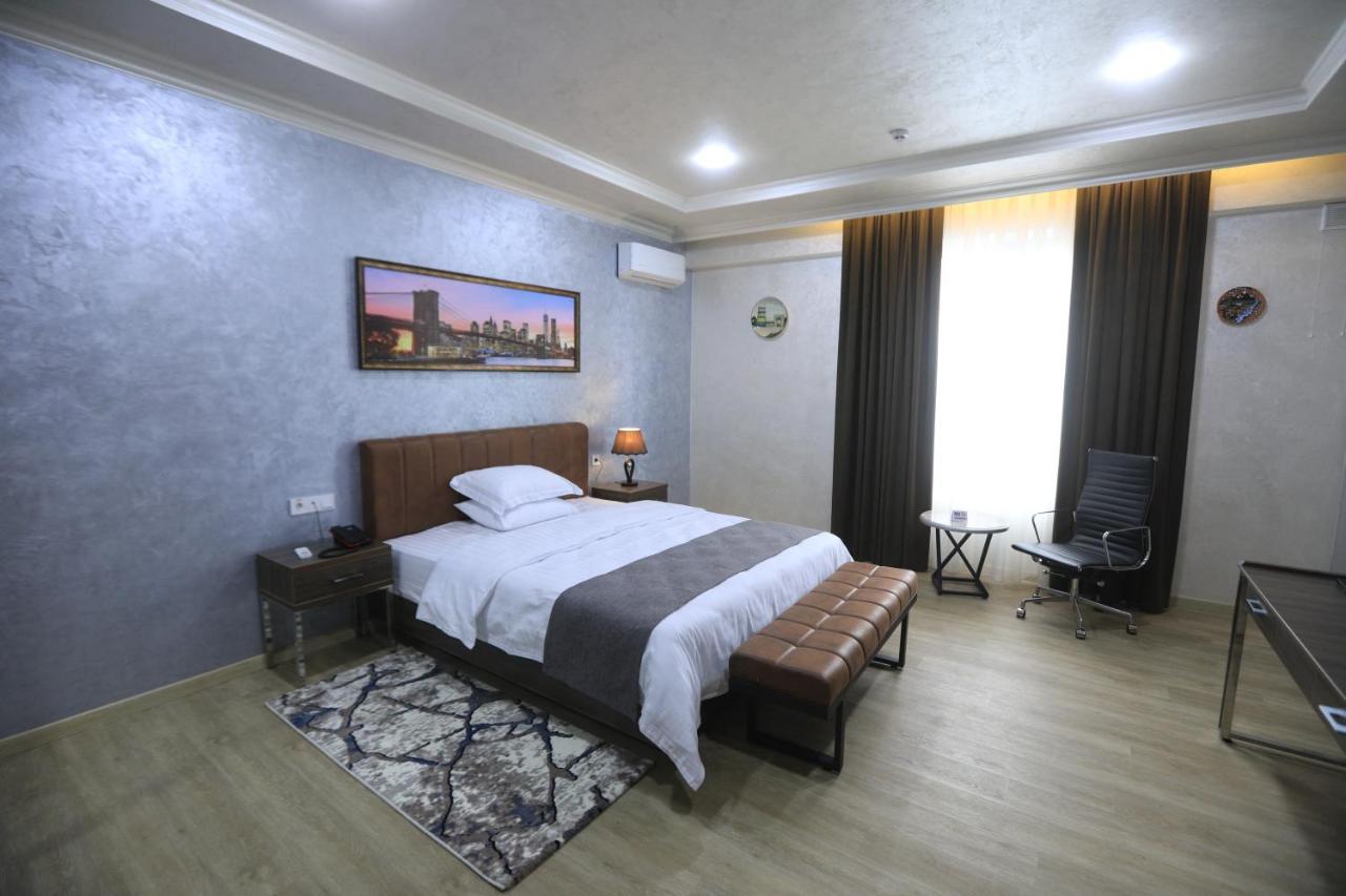 Chlnor Hotel Andijan Bagian luar foto