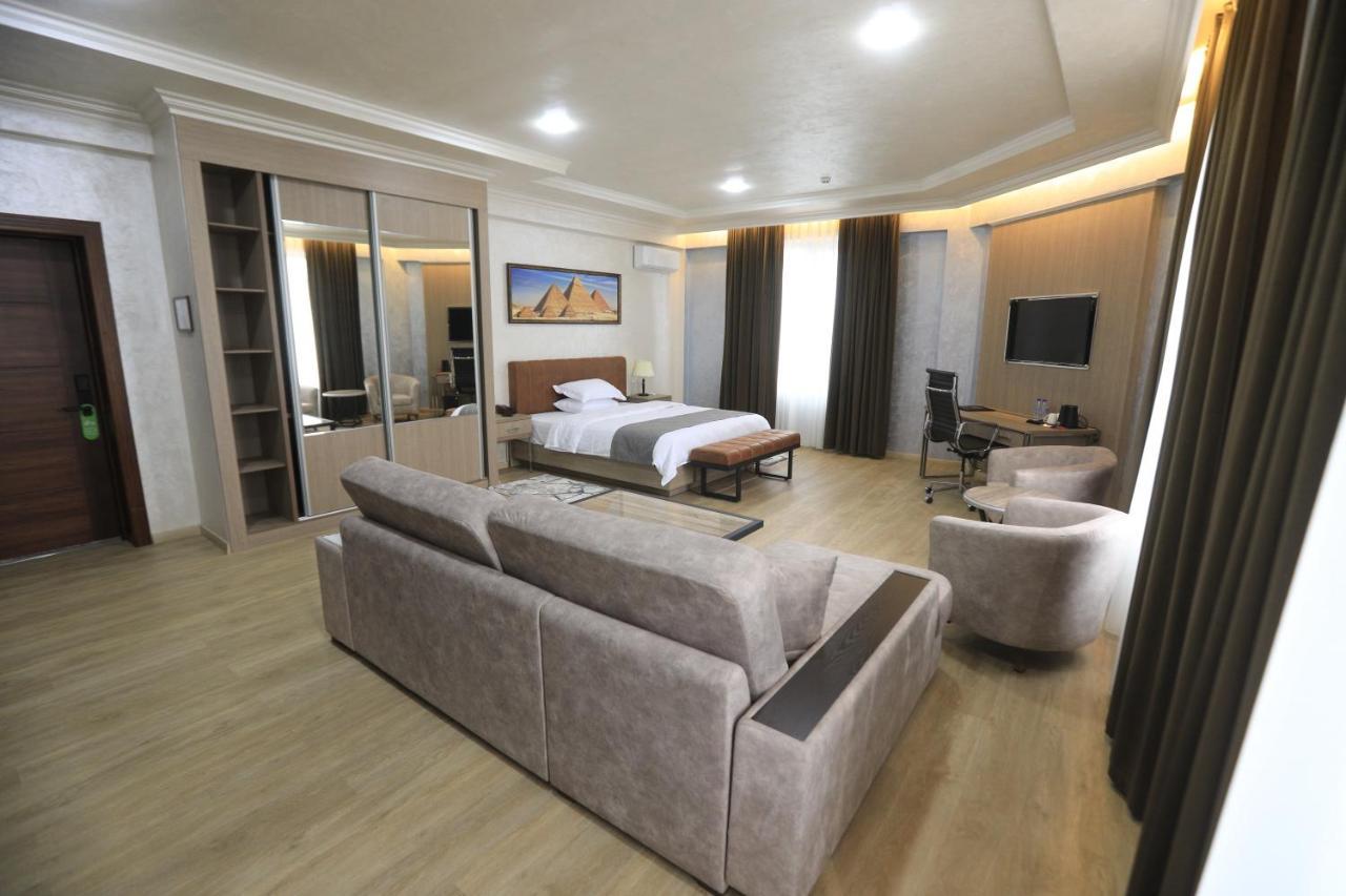 Chlnor Hotel Andijan Bagian luar foto