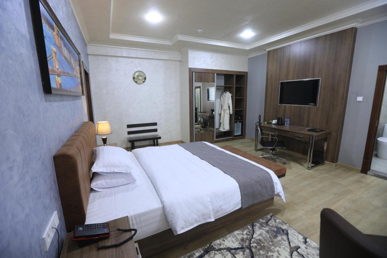 Chlnor Hotel Andijan Bagian luar foto