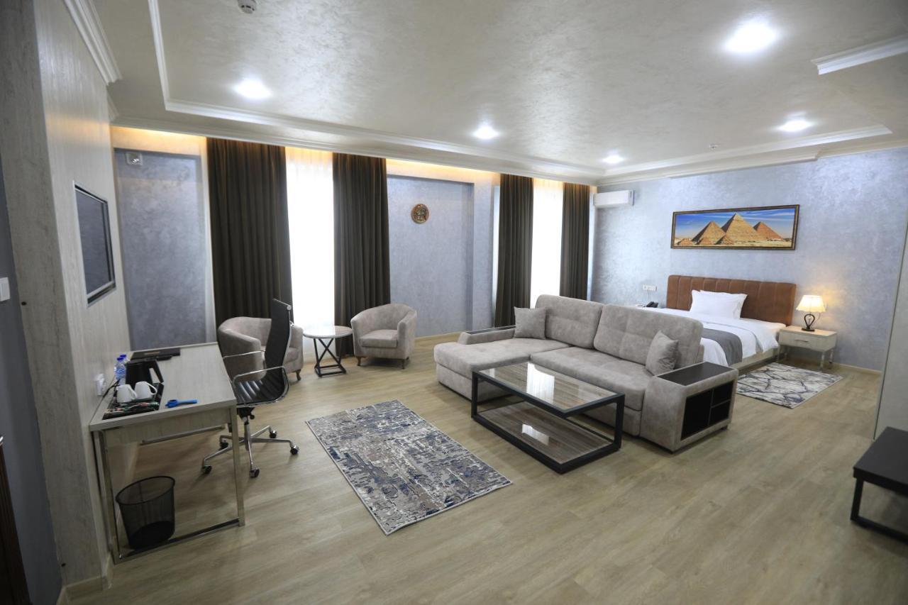 Chlnor Hotel Andijan Bagian luar foto