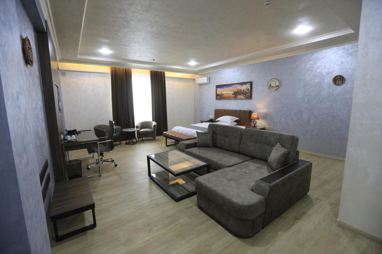 Chlnor Hotel Andijan Bagian luar foto