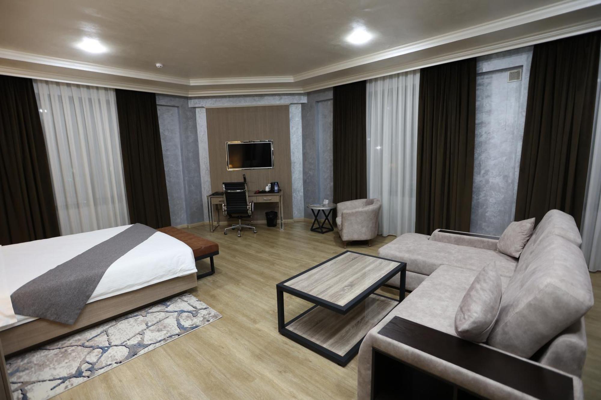 Chlnor Hotel Andijan Bagian luar foto