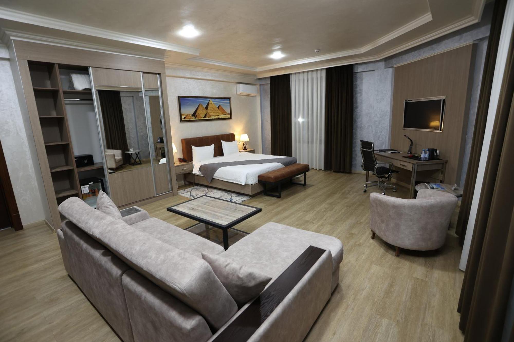Chlnor Hotel Andijan Bagian luar foto