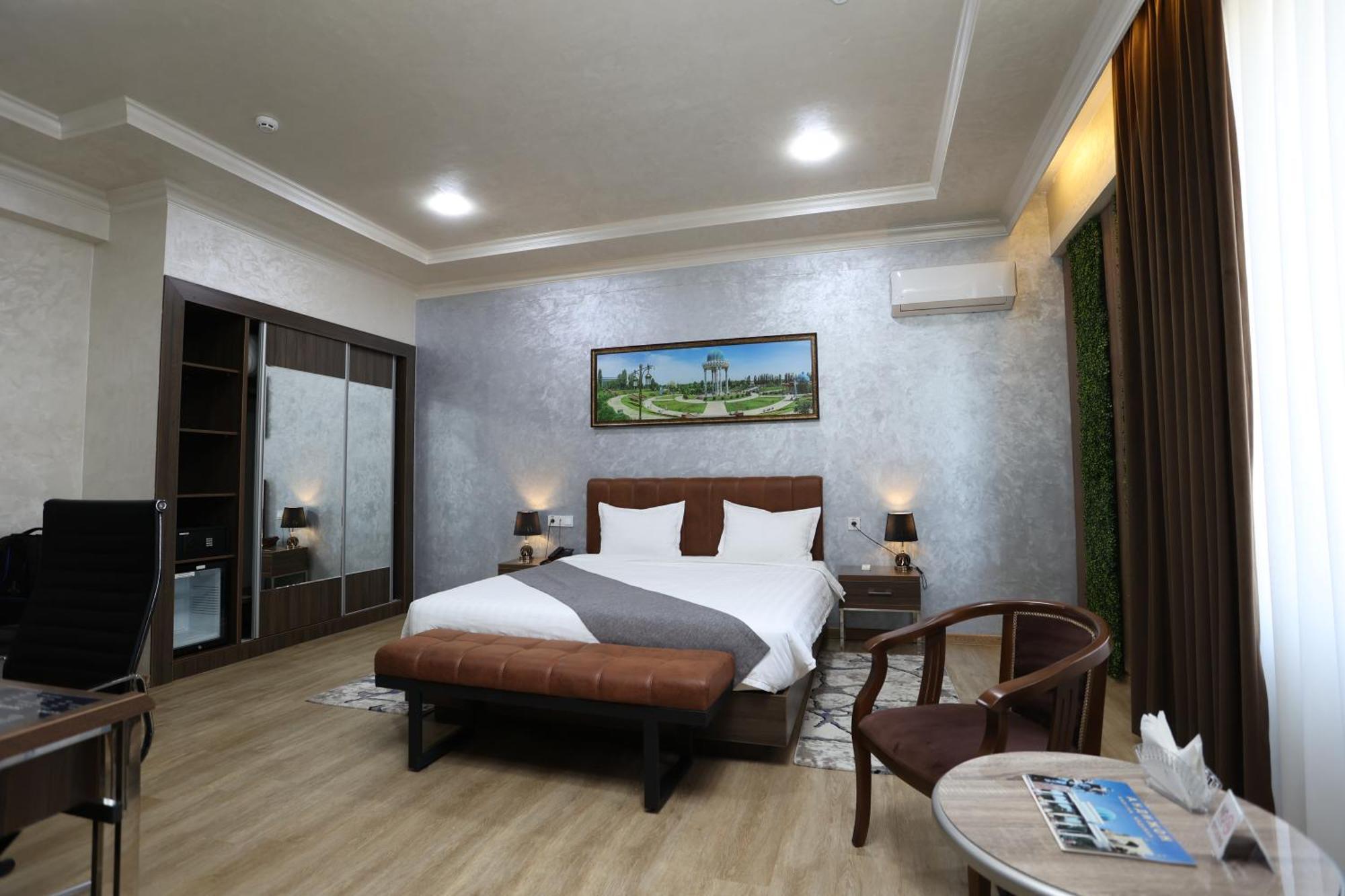 Chlnor Hotel Andijan Bagian luar foto