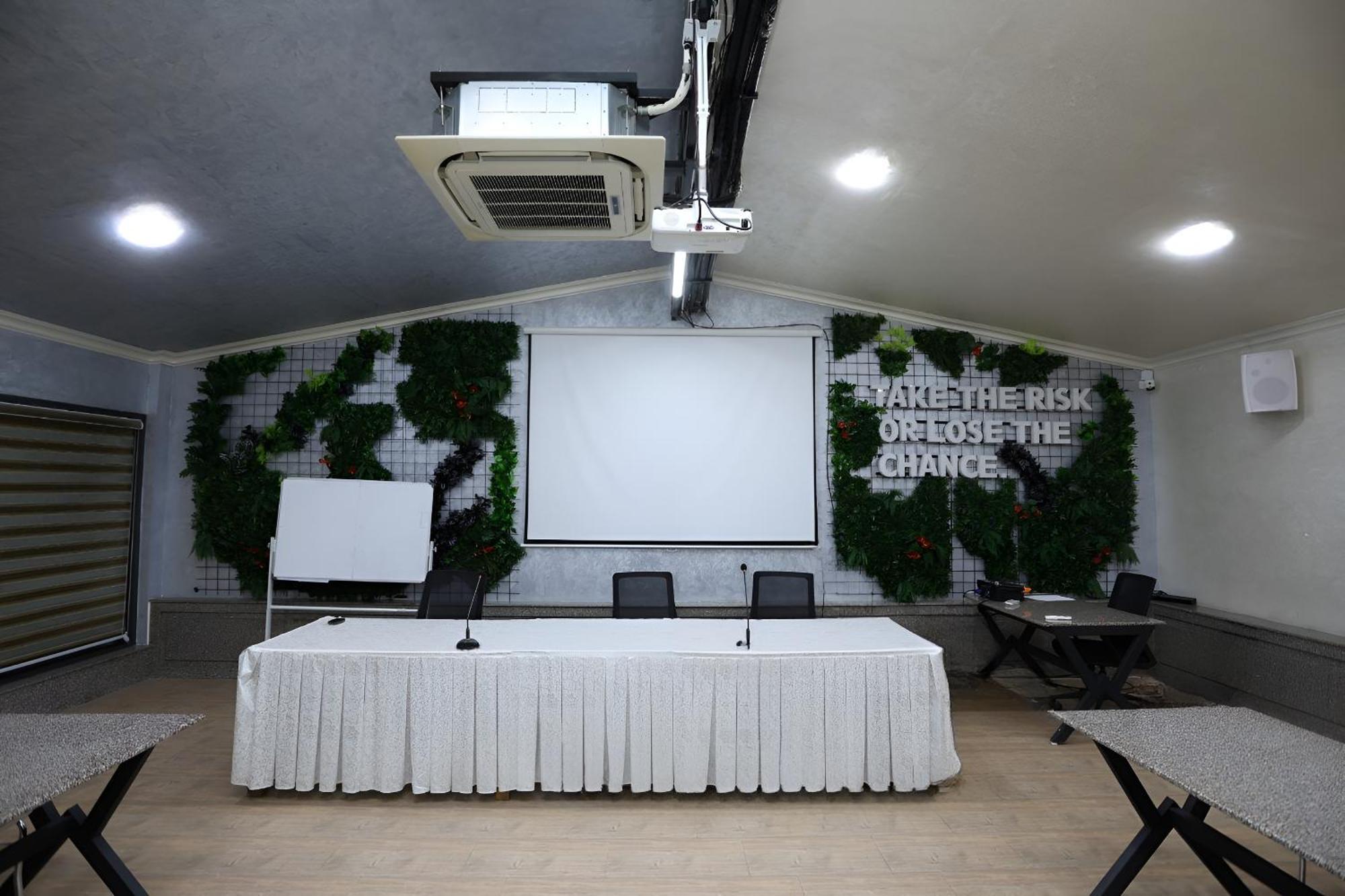 Chlnor Hotel Andijan Bagian luar foto